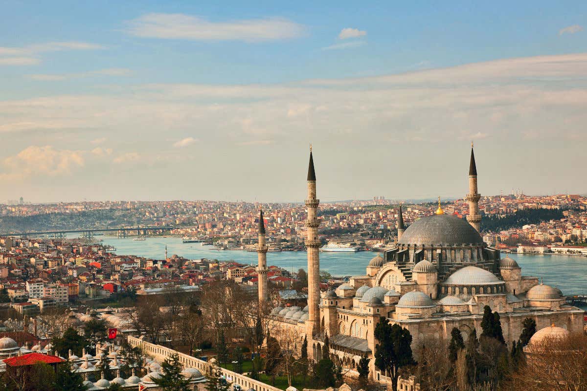 Una mezquita de grandes dimensiones, rodeada de torres y cúpulas con vistas al las aguas del estrecho de Estambul