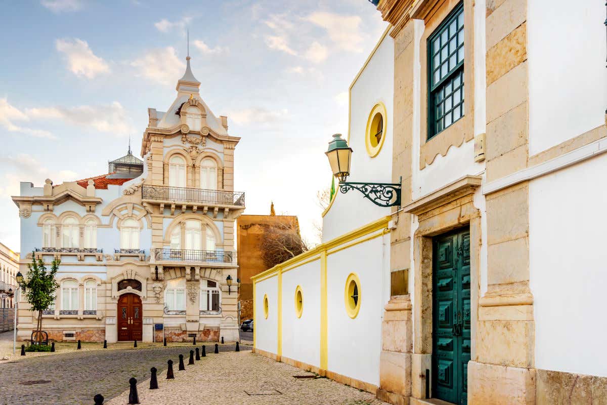 Un palacete de tres pisos en una de las calles empedradas de la ciudad de Faro, en Portugal