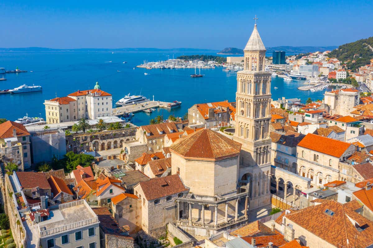 Vista aérea del casco antiguo de Split con la catedral de San Domnión y su torre en un primer plano y el mar Adriático al fondo