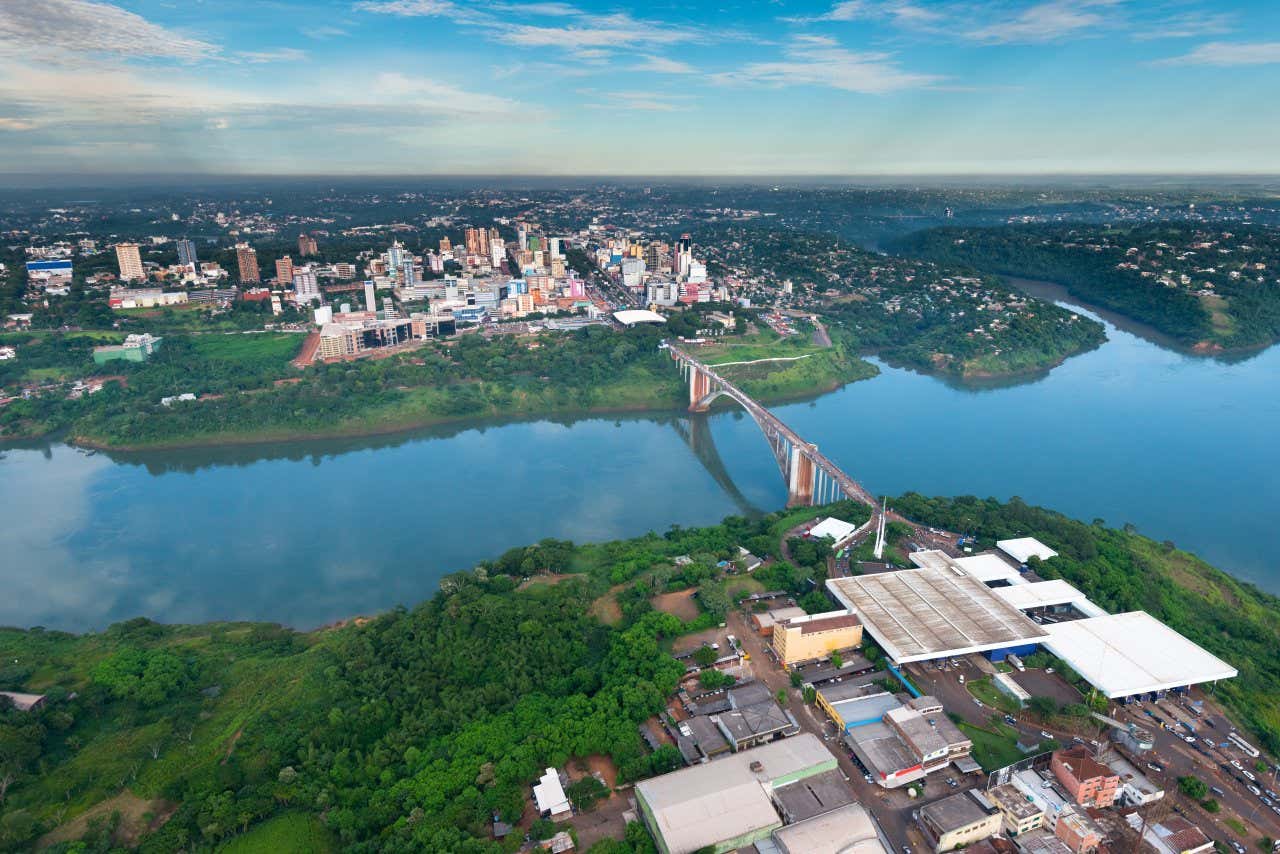 Vista aérea de Foz de Iguaçu e de Ciudad del Este com a Ponte da Amizade sobre o rio Paraná