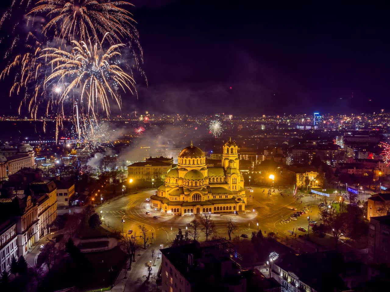 La città di Sofia con la piazza centrale illuminata di diversi fuochi d'artificio