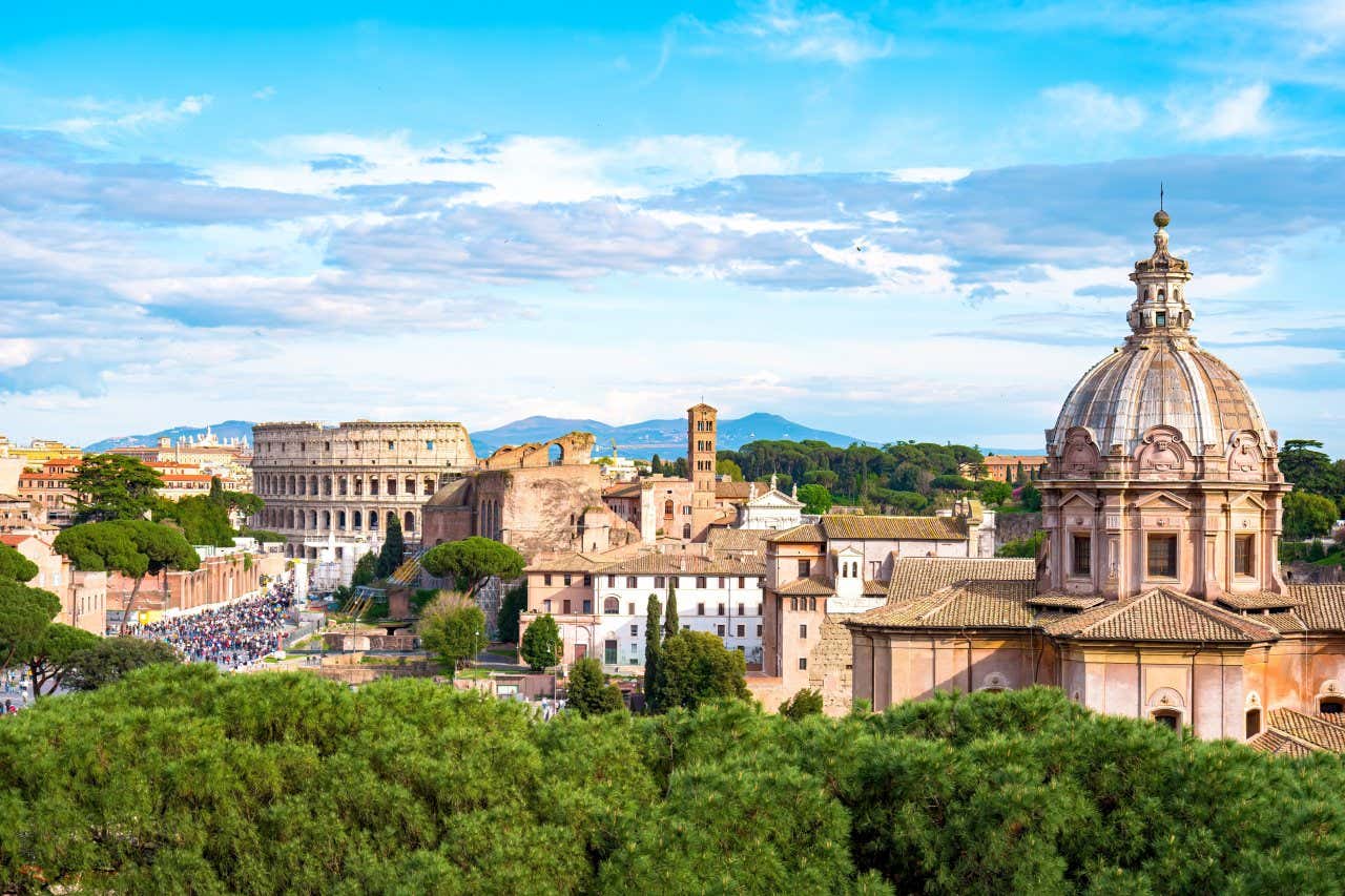 Vue panoramique sur les principaux monuments de Rome avec une foule se dirigeant vers le Colisée