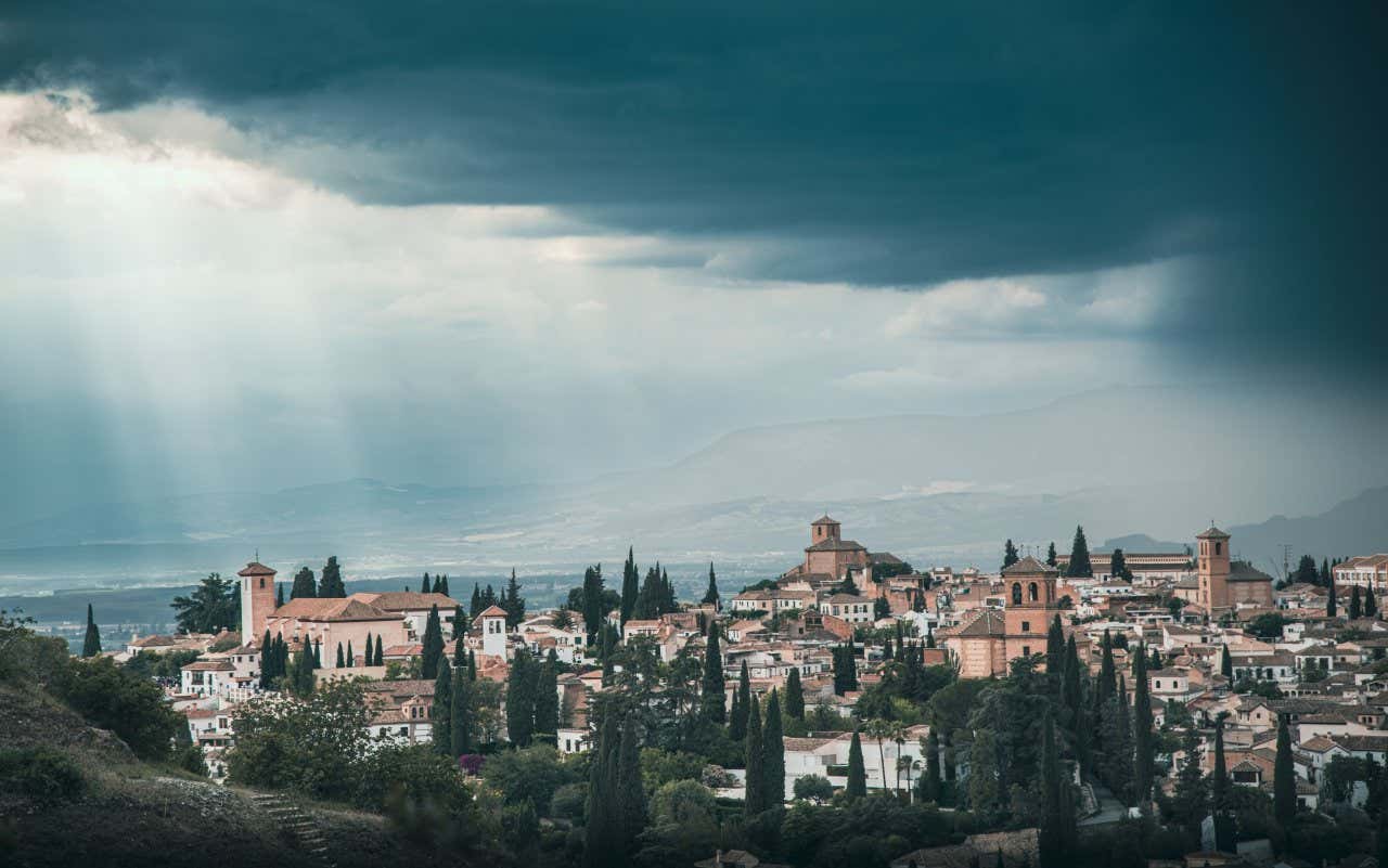 Vue panoramique sur le quartier de l'Albaicín à Grenade, par temps nuageux