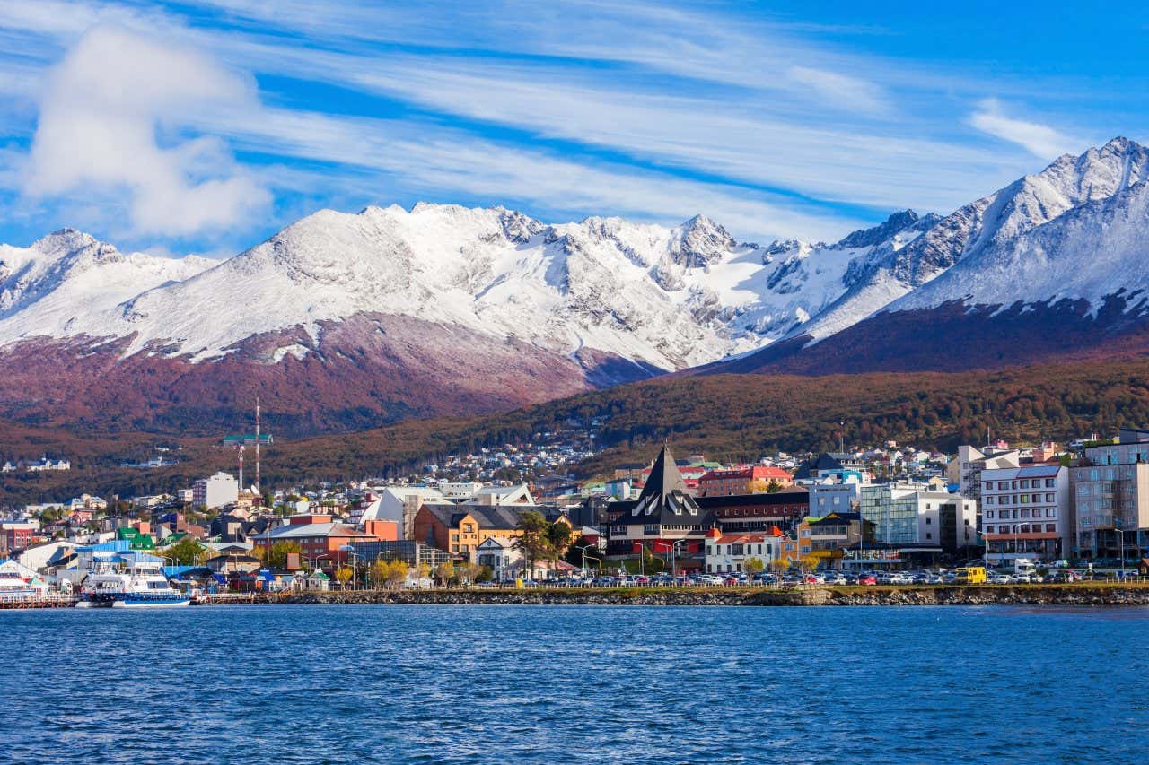 Panorâmica de Ushuaia mostrando a cidade em frente às montanhas nevadas