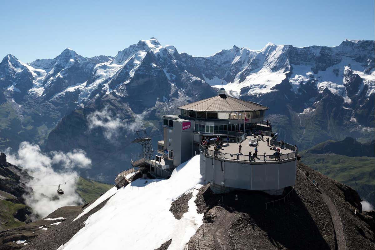 Mirador de montaña con unos picos nevados de fondo