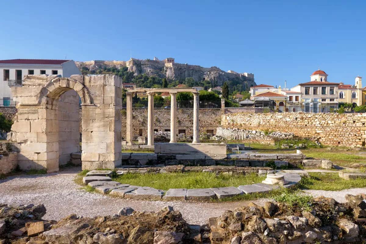 Panorâmica das ruínas da Biblioteca de Atriano em Atenas em um dia ensolarado