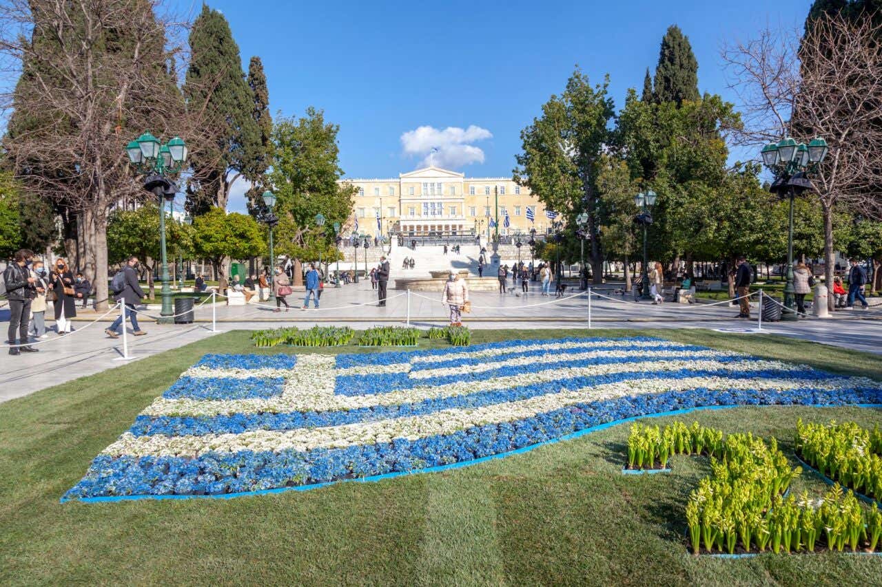 Uma bandeira grega feita de flores azuis e brancas na Praça Syntagma, em Atenas, durante os preparativos para a comemoração dos 200 anos da Guerra da Independência Grega de 1821