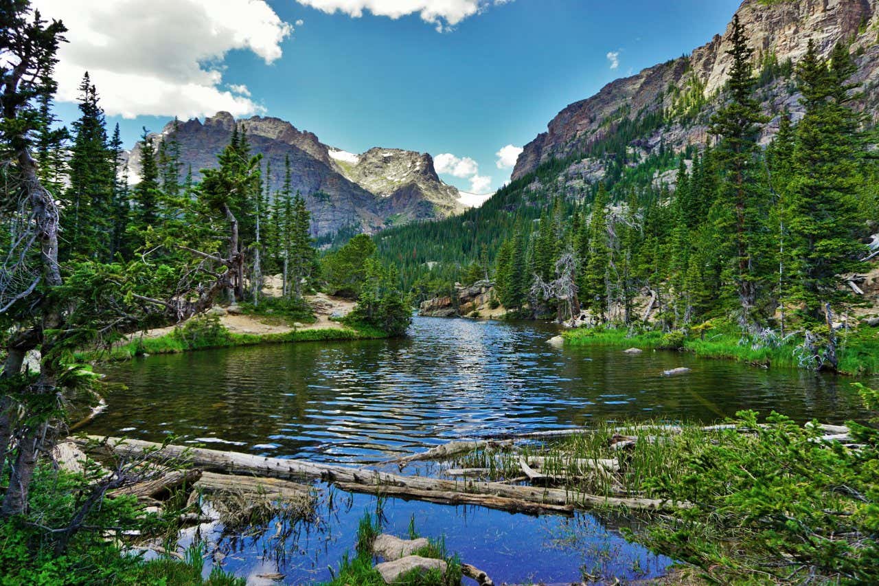 Rivière traversant des montagnes et des arbres sous un ciel bleu, l'un des plus beaux parcs du monde