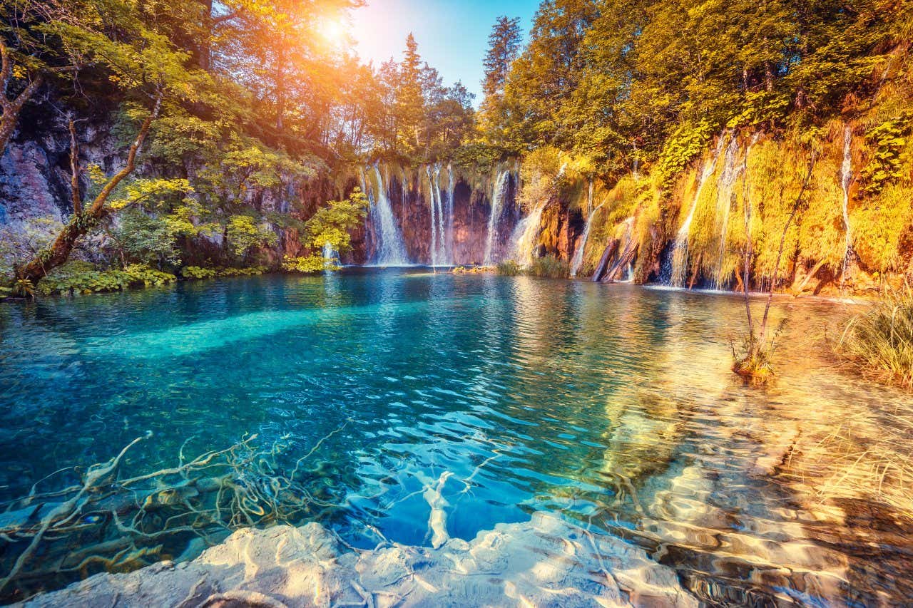 Lac aux eaux cristallines avec cascades d'eau en fond, l'un des plus beaux parcs du monde