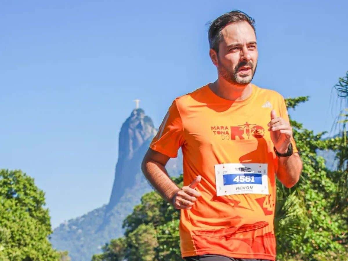 Leonardo corriendo en un día soleado con el Cristo Redentor de fondo