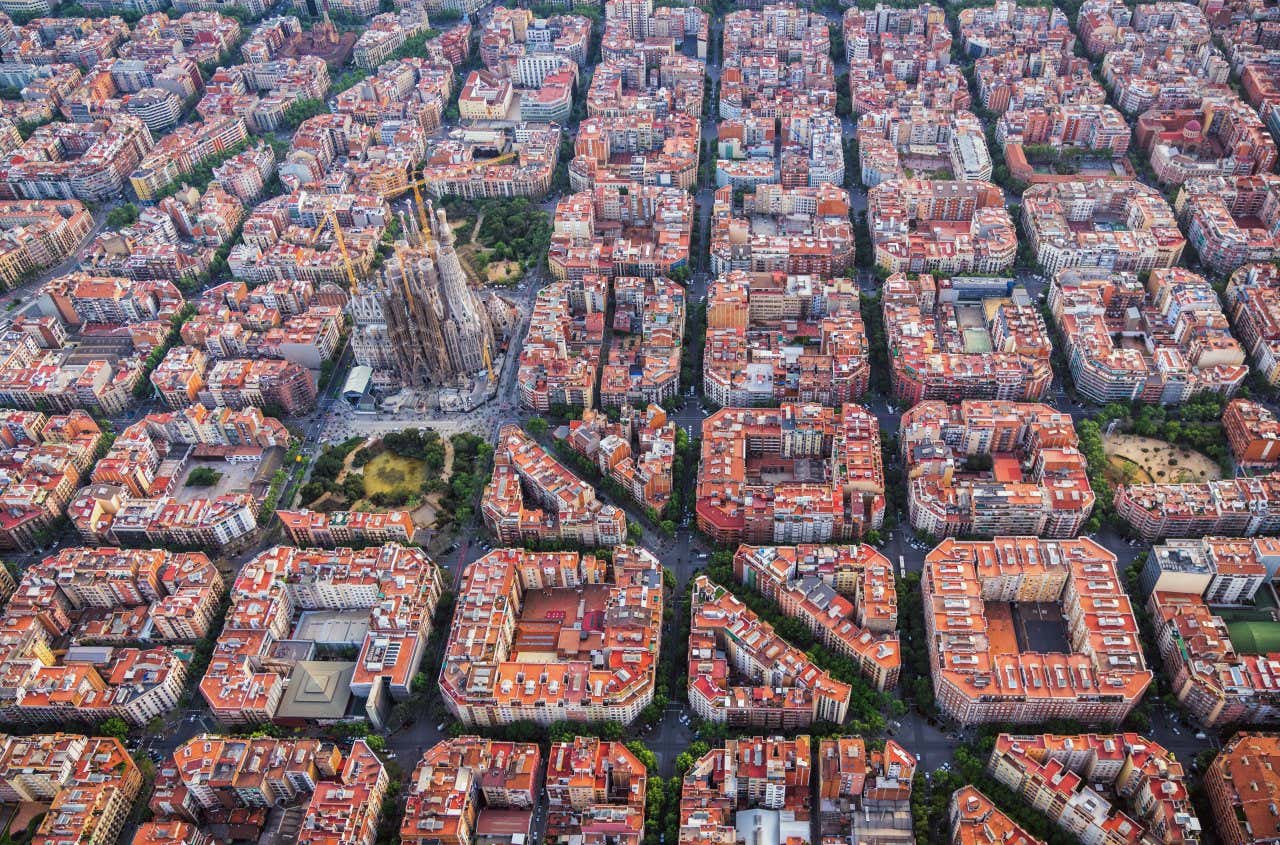 Vue aérienne sur Barcelone et son architecture typique avec la Sagrada Familia et des blocs d'immeubles