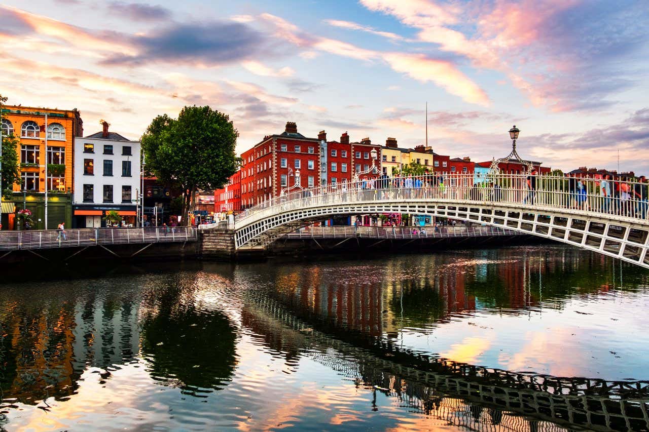Canal de Dublin avec des bâtiments colorés au coucher de soleil