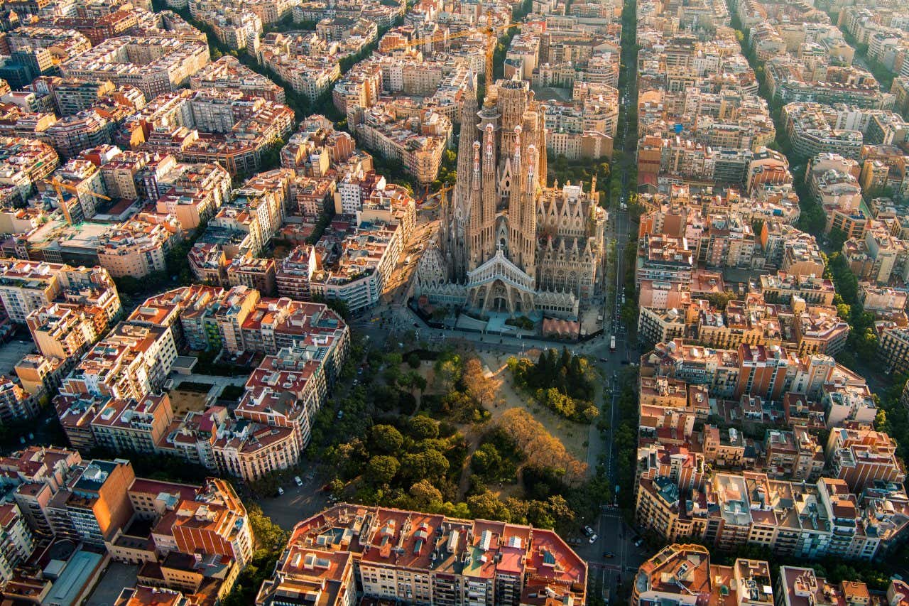 Vue aérienne sur Barcelone et la Sagrada Familia de Gaudí, l'un des monuments les plus visités au monde