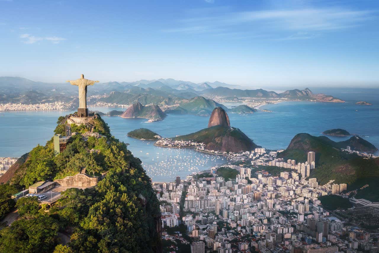 Vue aérienne sur la ville de Rio de Janeiro et le Christ Rédempteur, l'un des monuments les plus visités au monde