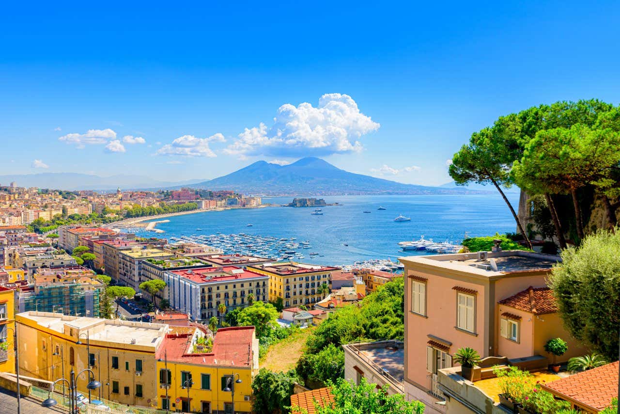 Baie de Naples avec le Vésuve en fond par temps ensoleillé