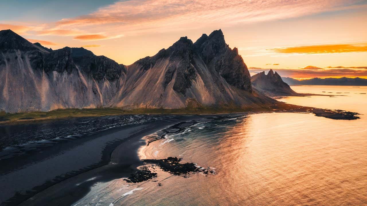 Montagne de Vestrahorn avec une plage de sable noir