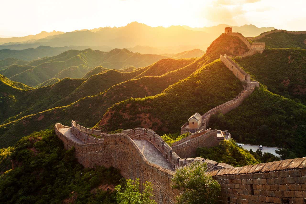 Vue sur la Grande Muraille de Chine au coucher du soleil, l'un des monuments les plus visités au monde