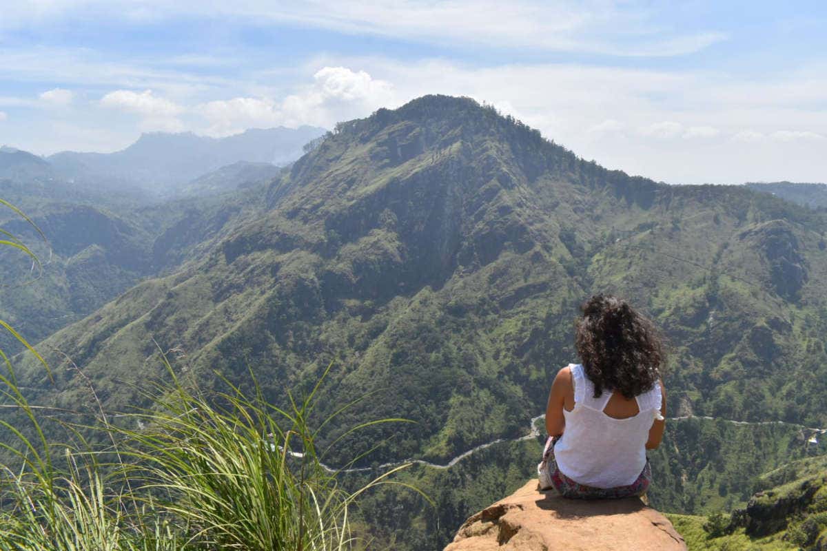 Silvia de espaldas en Little Adam's Peak, Ella (Sri Lanka)
