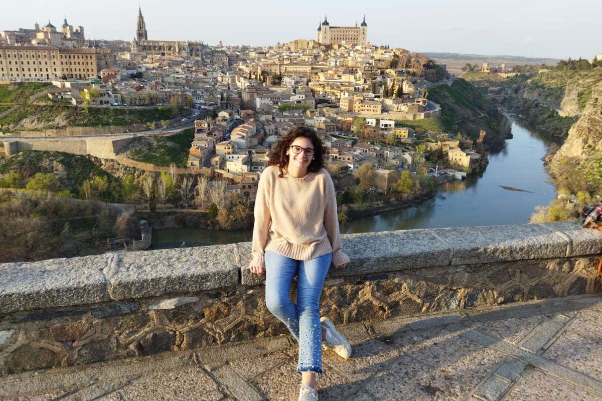 Silvia Jurado posando en un mirador con Toledo al fondo