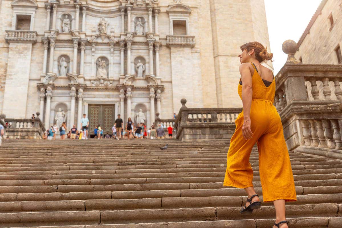 Una chica en la escalinata de la Catedral de Gerona