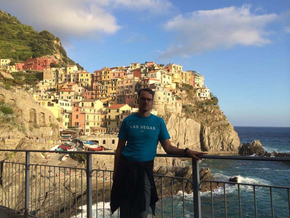 Francisco Alcón con uno de los pueblos de Cinqueterre de fondo