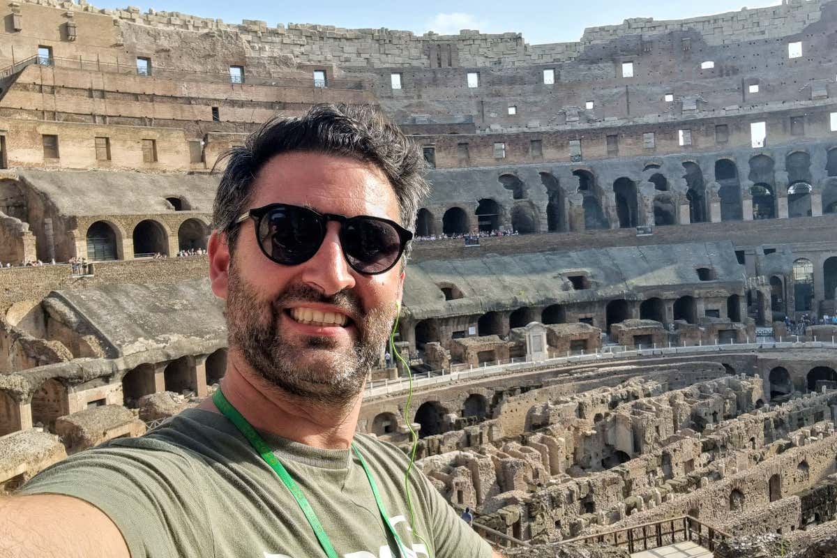 Un hombre se hace un selfie en el interior del Coliseo de Roma
