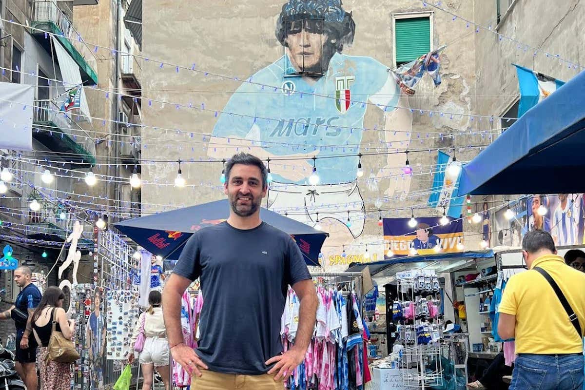 Un hombre frente al mural de Diego Maradona en Nápoles