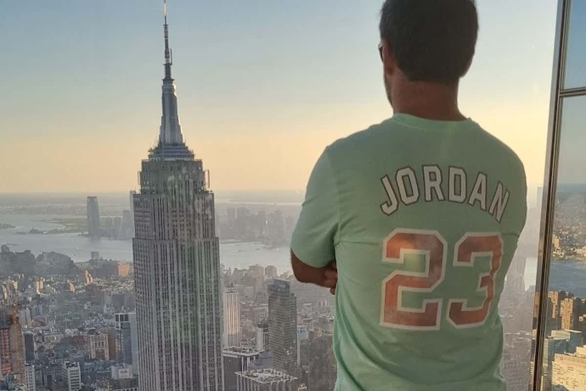 Un hombre de espaldas contempla el skyline de Nueva York desde un rascacielos