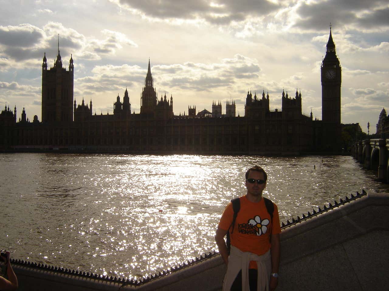 Francisco Alcón posando para una foto con las Casas del Parlamento con el Big Ben de fondo