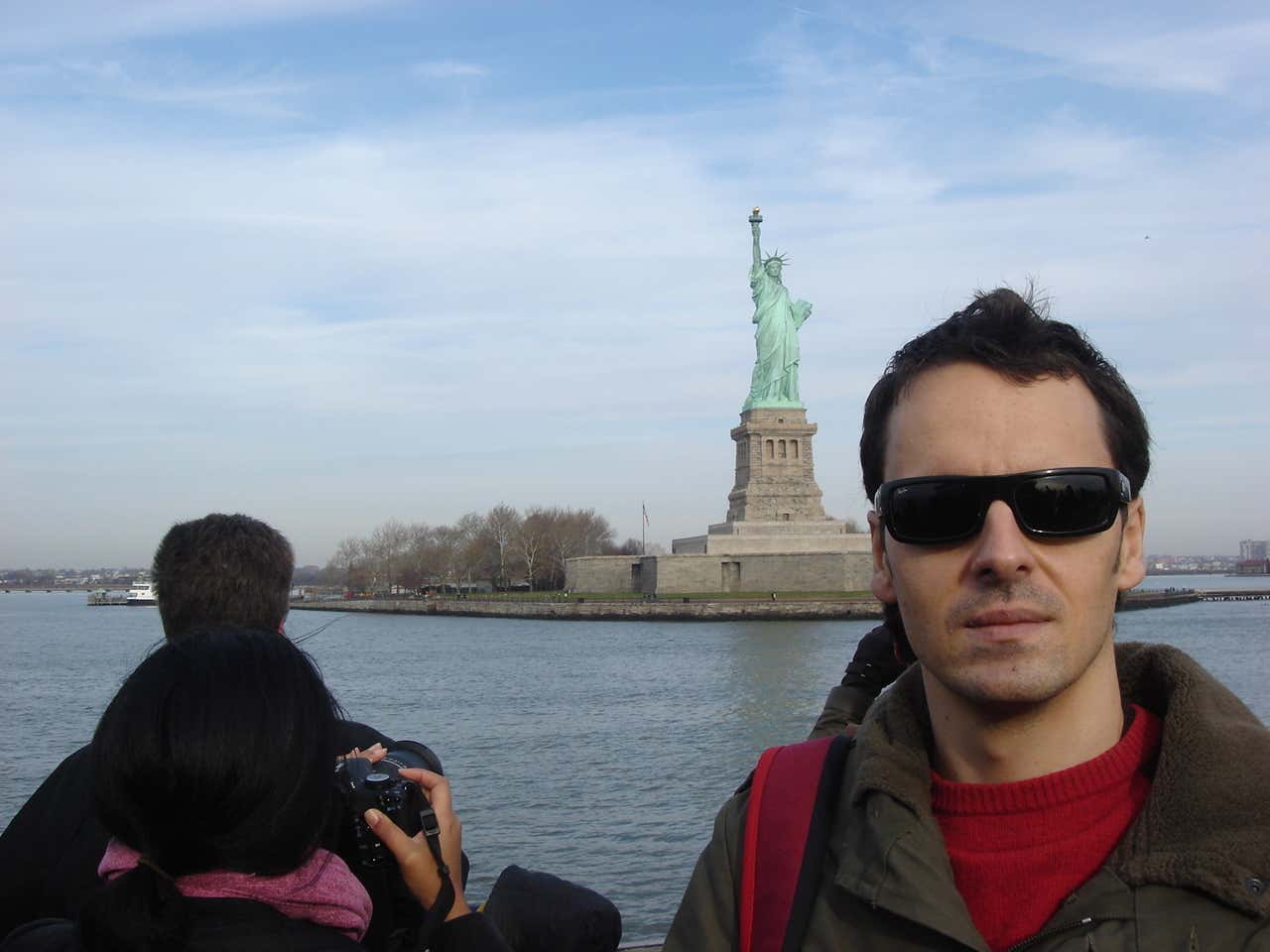 Francisco Alcón con la Estatua de la Libertad de fondo, en Nueva York