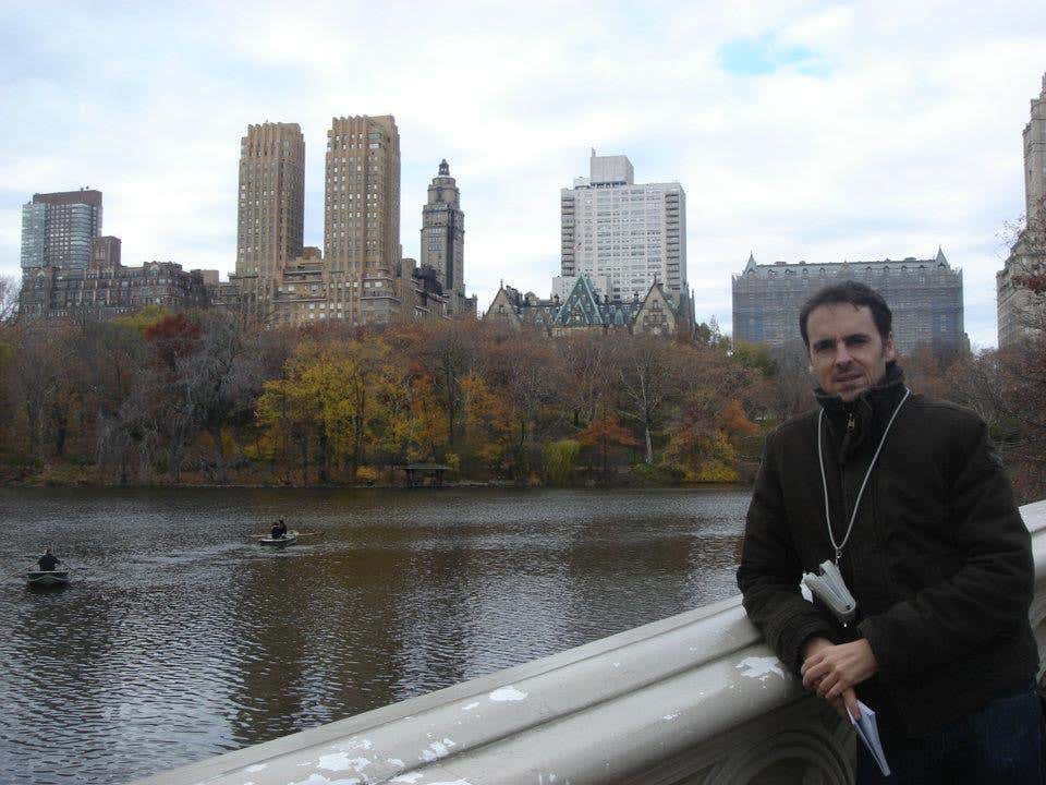 Chico posando para una foto con Central Park de fondo