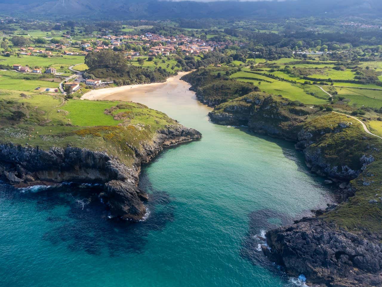 Una caletta immersa tra colline verdi affacciate sul mar Cantabrico nelle Asturie