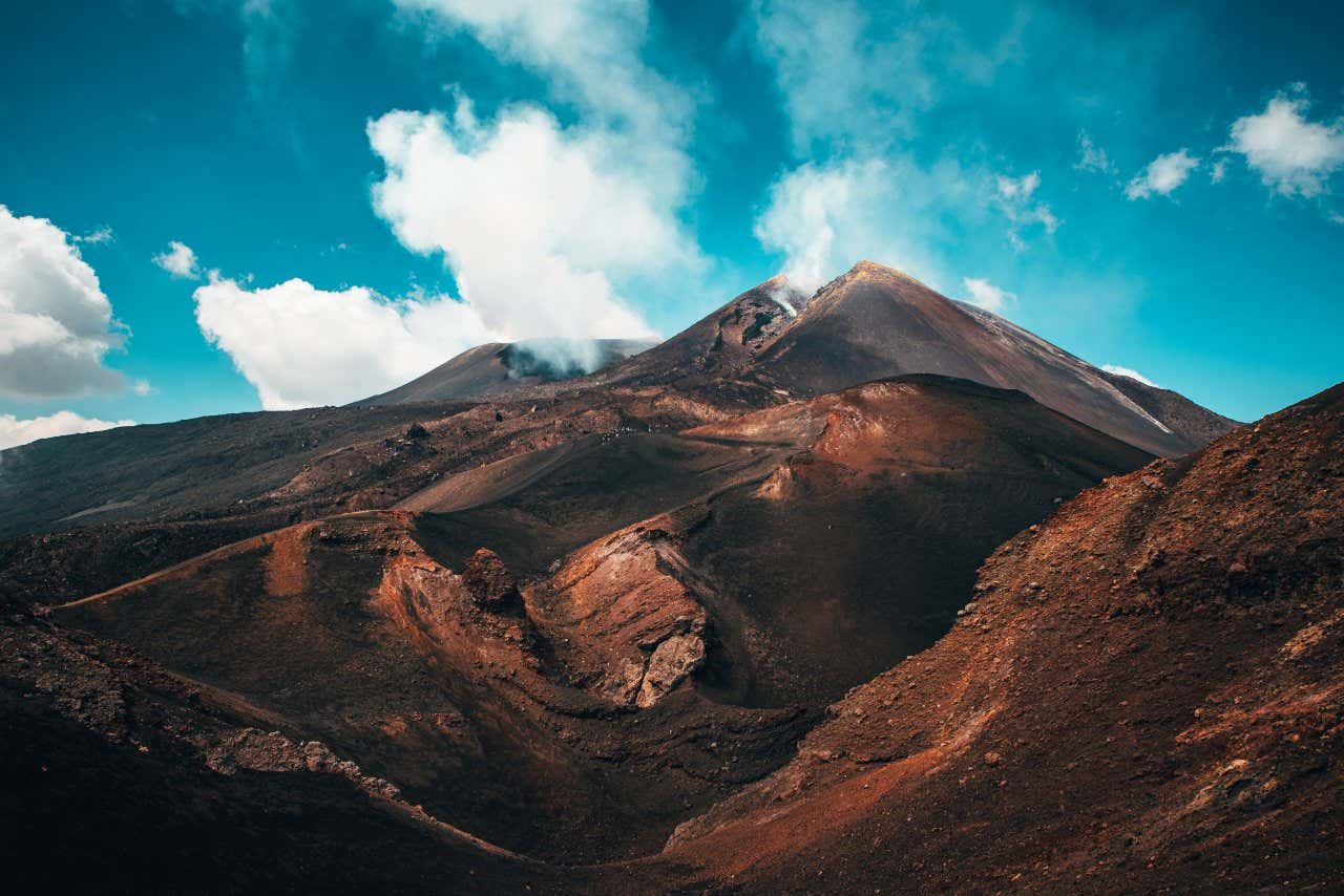 Paysage volcanique près du cratère de l'Etna, le célèbre volcan de la Sicile, une destination parfaite pour partir en septembre