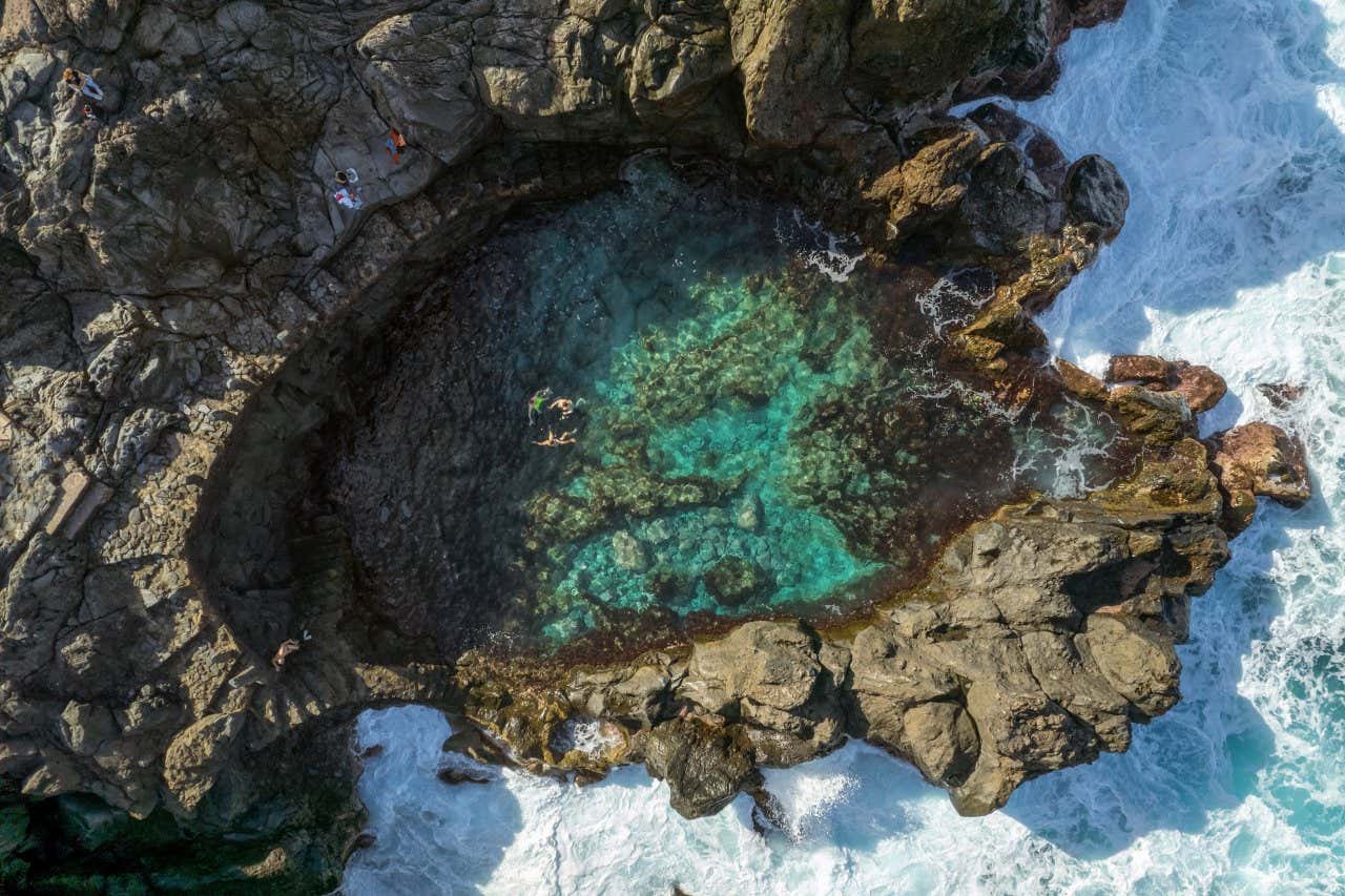 Le Charco de la Laja, une piscine naturelle formée au bord de l'océan à Tenerife, une destination idéale où partir en septembre