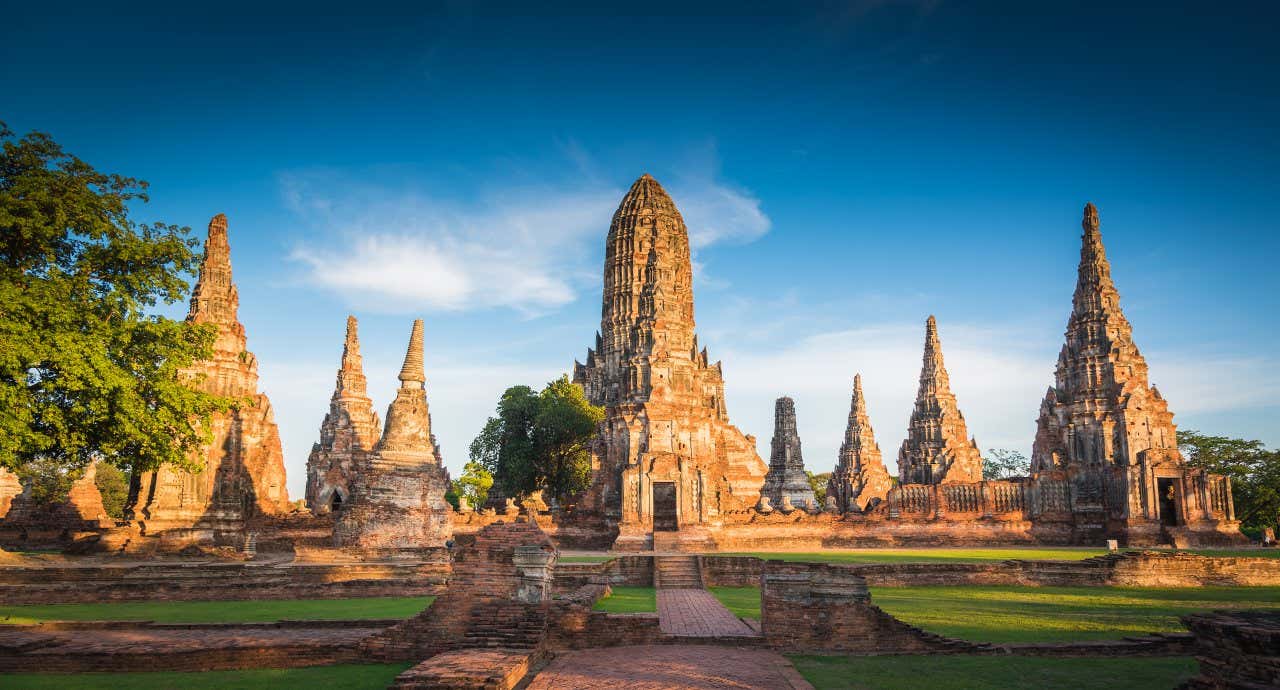 Temple de la ville historique d'Ayutthaya sous un ciel bleu, une visite idéale à faire en septembre en Thaïlande
