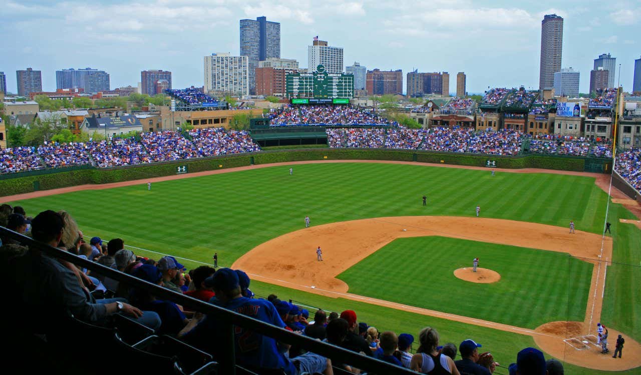 Vista desde la esquina de lanzadores del estadio Wrigley Field durante un partido en un día nublado