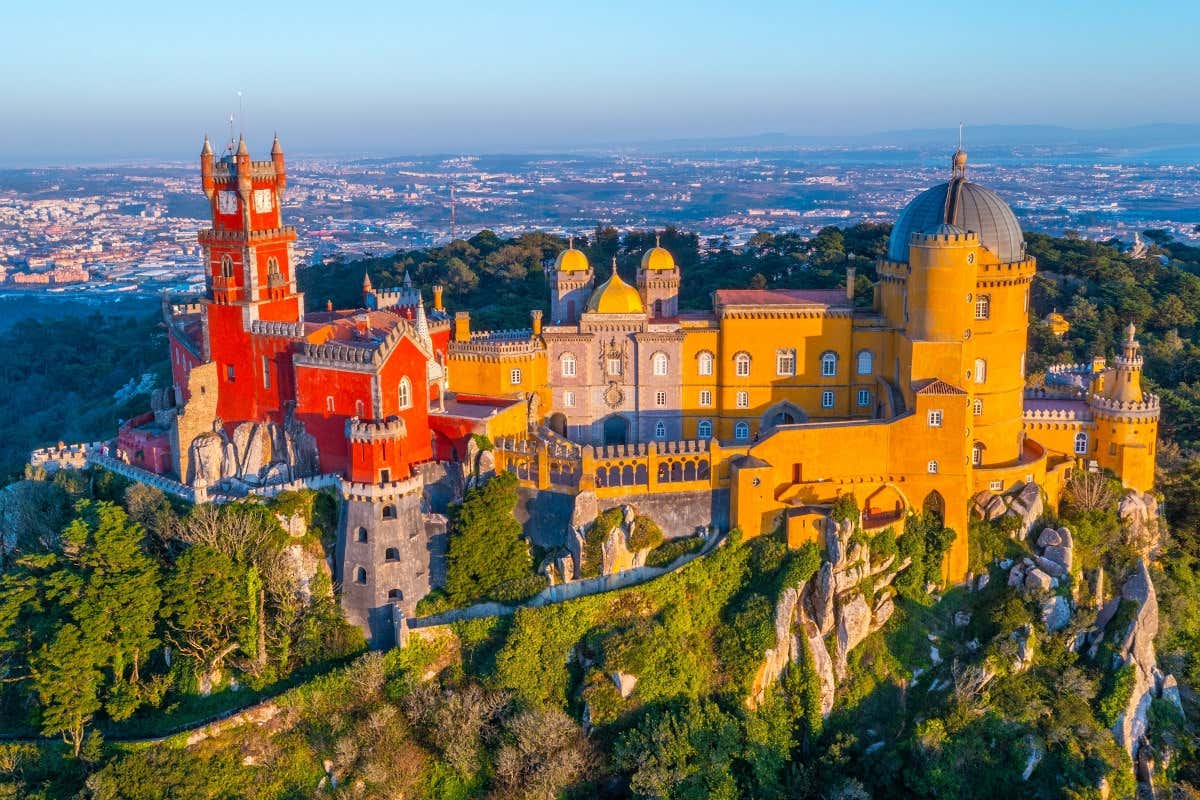 Vista aérea del Palacio de la Pena de Sintra, en Portugal, donde se aprecian sus torres de color rojo y amarillo