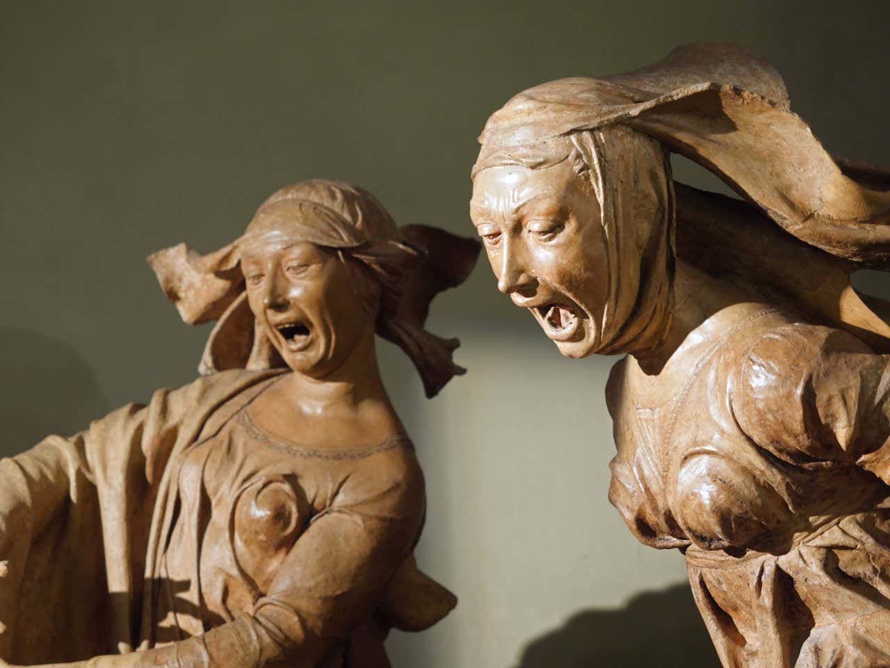 Dos estatuas de terracota a tamaño natural, que tienen expresiones de miedo en sus caras