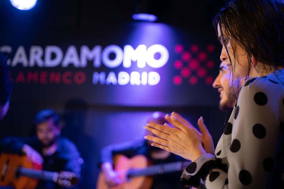 Una cantaora dando palmas en el Tablao flamenco Cardamomo