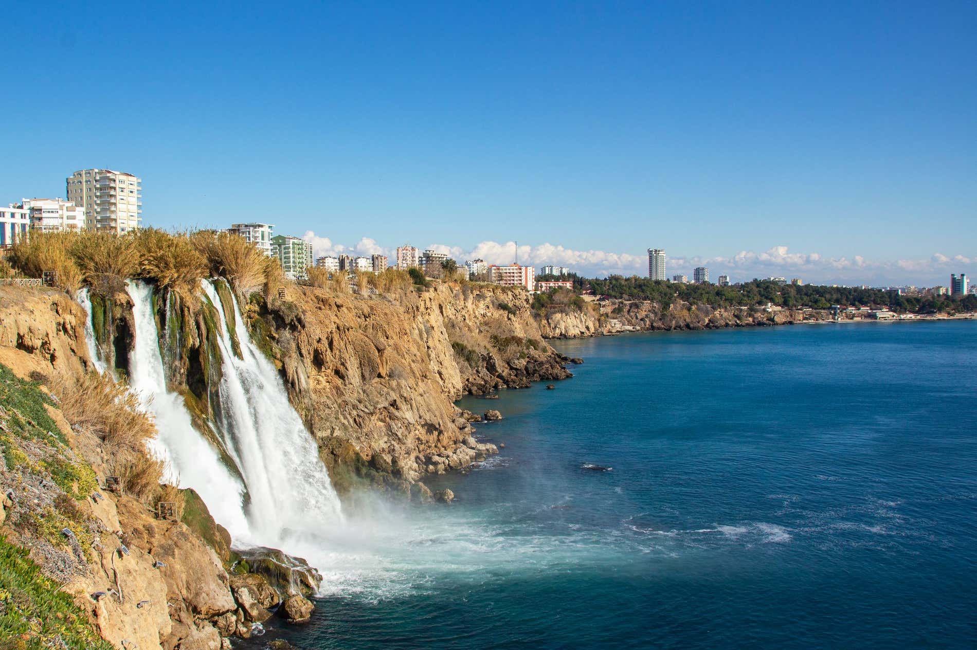 Una veduta aerea delle scogliere di Antalya, con le cascate di Düden