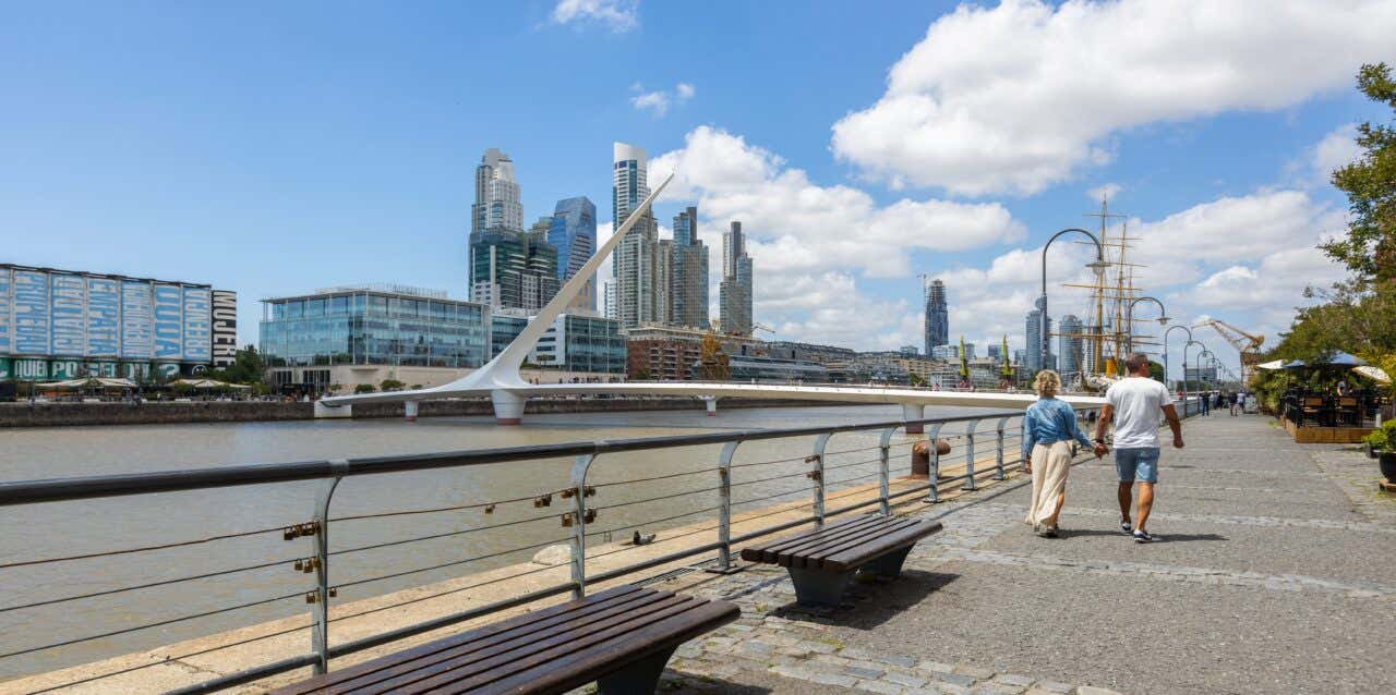 Una coppia passeggia sul lungo fiume di Buenos Aires in una soleggiata giornata di primavera