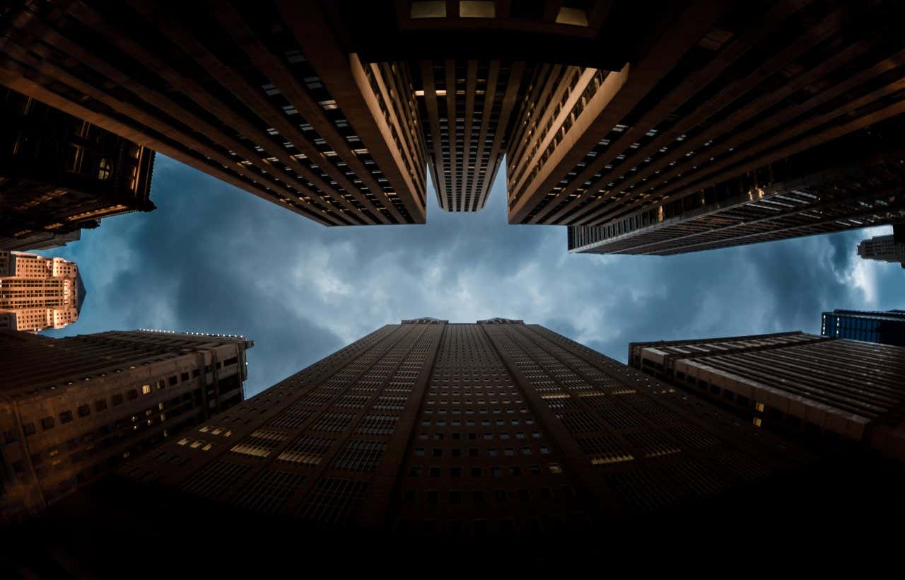 Vue en contre-plongée sur les gratte-ciels du centre-ville de Chicago par temps nuageux
