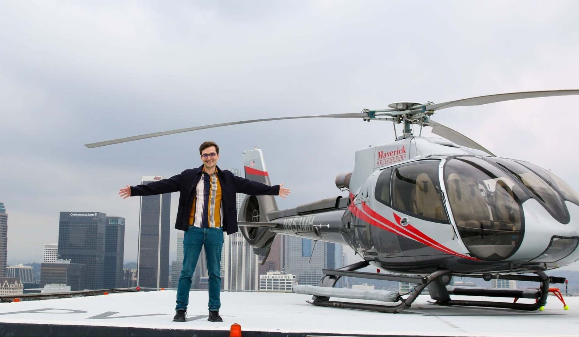 David Doello junto a un helicoptero en un rascacielos de San Francisco