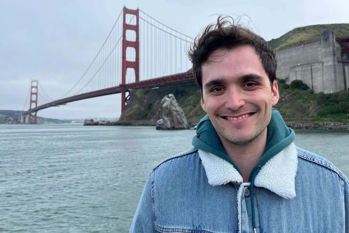 David Doello frente al puente rojo Golden Gate en San Francisco