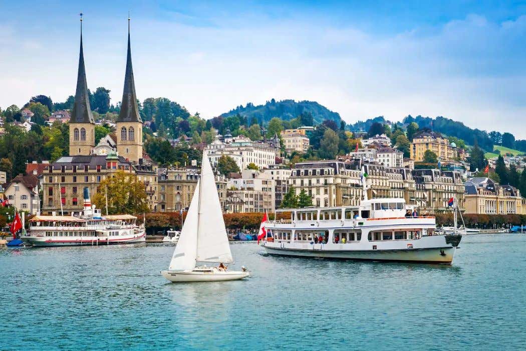 Barco navegando por una ciudad, con una iglesia de fondo