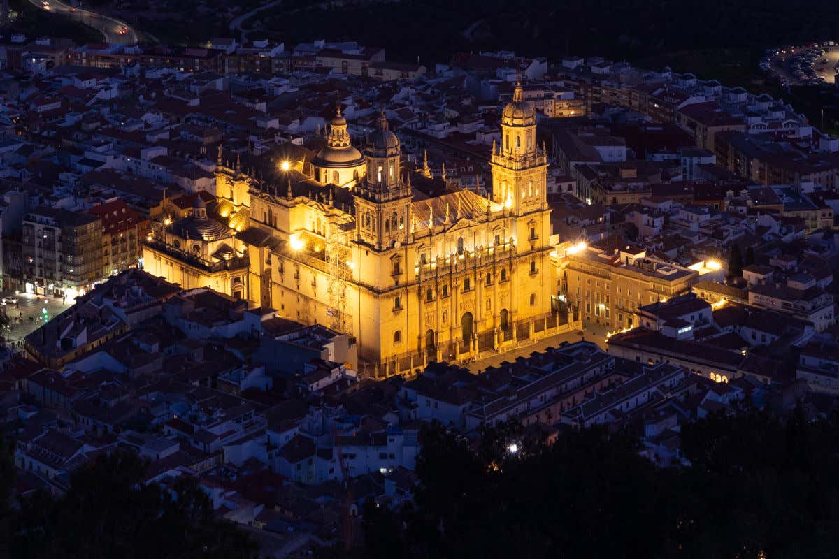 Vista aérea de la catedral de Jaén con sus dos torres iluminadas por la noche