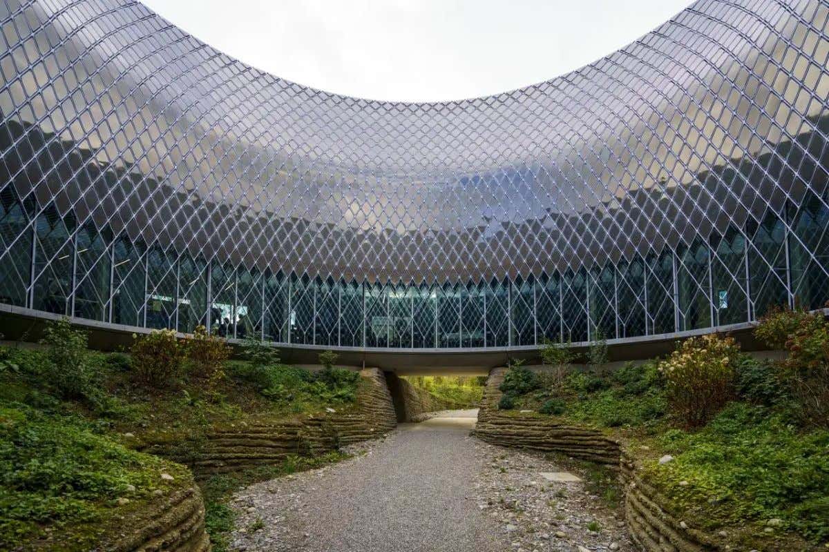 Vegetación bajo una vanguardista cúpula de cristal