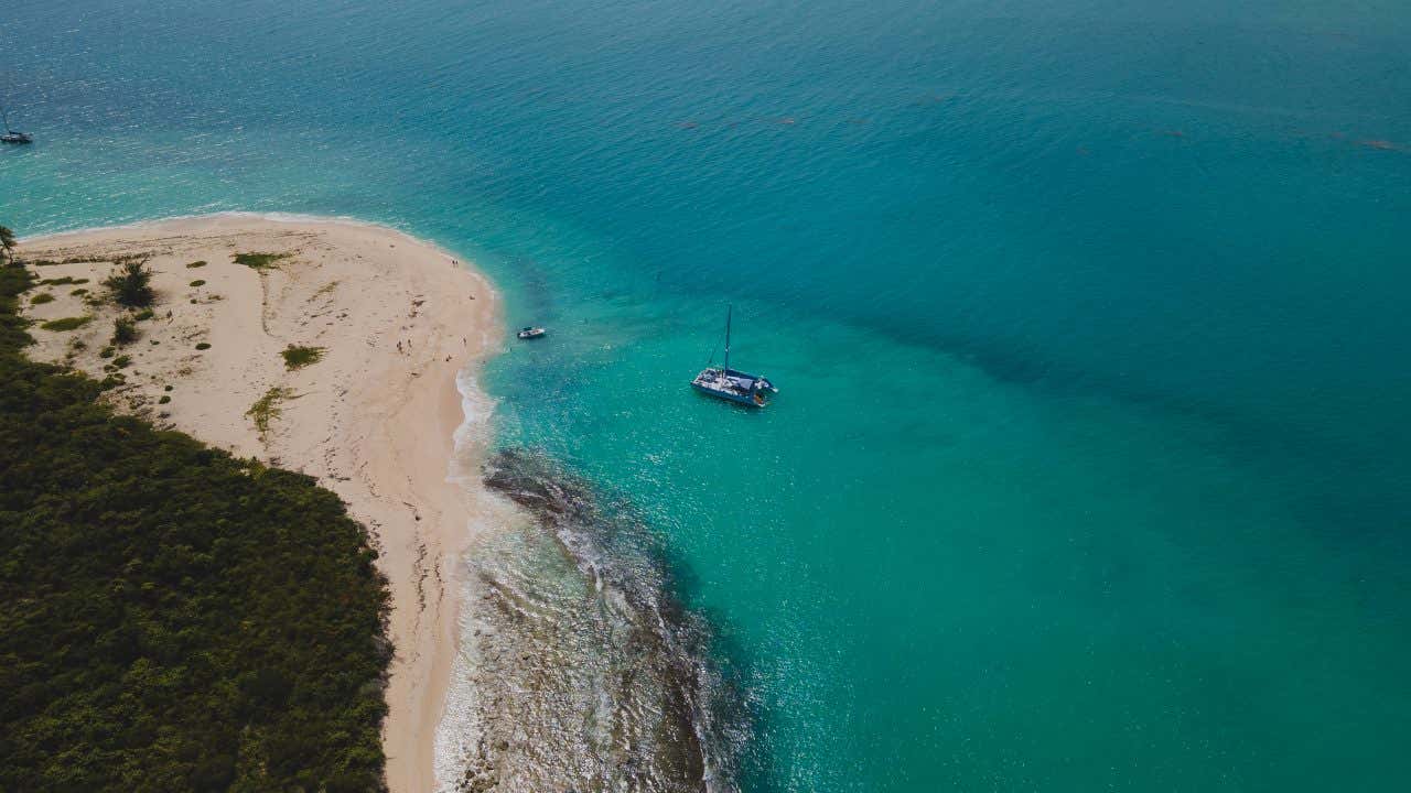 An aerial view of Icacos island with boats coming into shore.