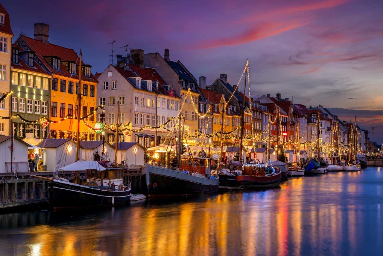 Les canaux de Copenhague illuminés à la nuit tombée, une destination où partir en décembre
