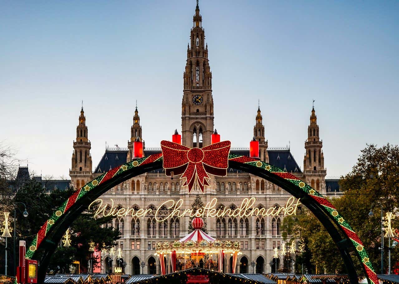 Vue sur le marché de Noël devant la mairie de Vienne, une destination idéale où partir en décembre